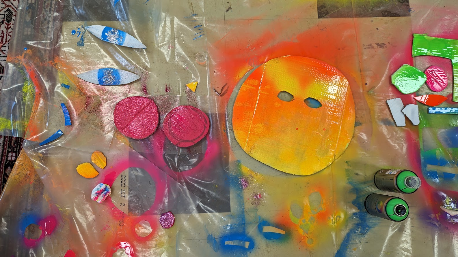 découpage et mise en couleur à la bombe des formes du masques