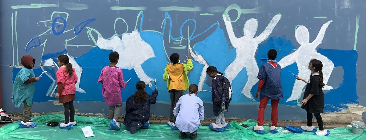 Œuvre collective de street art réalisée par des enfants lors d'un atelier fresque murale